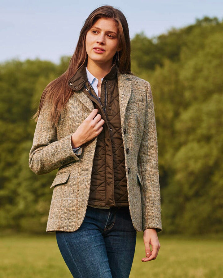 Carola blazer dame, Harris Tweed, sand sildebensmønster m. rød/lysblå overtern